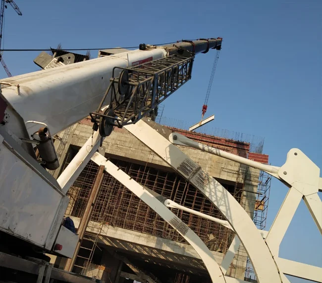 Heavy duty crane in Ahmedabad